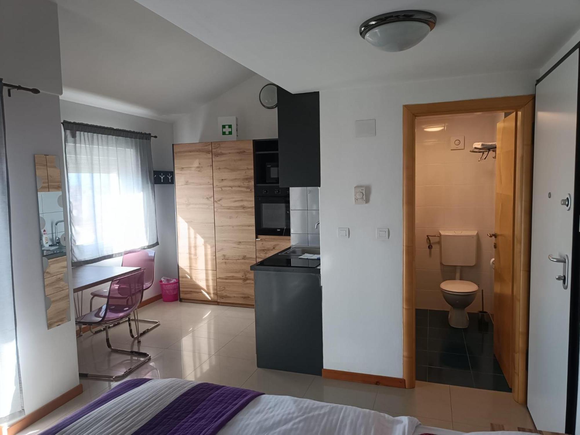 Apartments Pongrac Cres Exterior photo